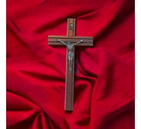 Drevený kríž na stenu s Ježišom