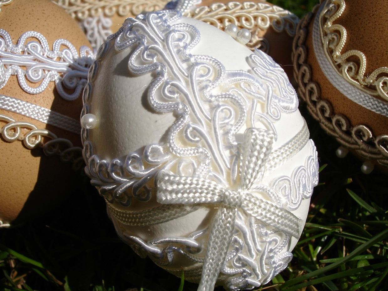 Kraslica zdobená bielymi stužkami