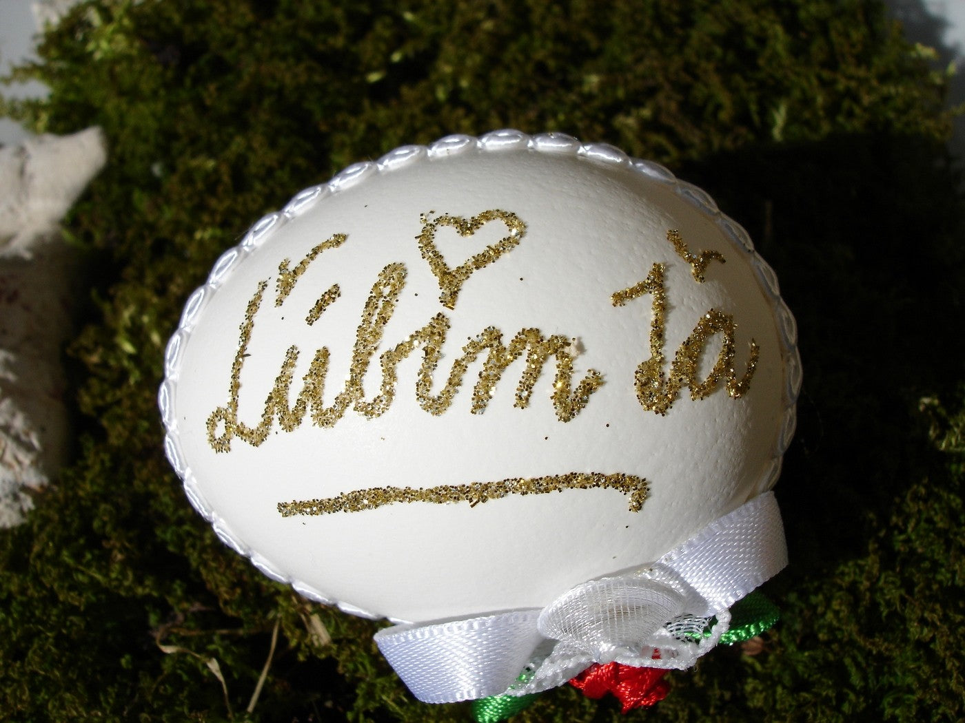 Kraslica slepačia so zlatým nápismom