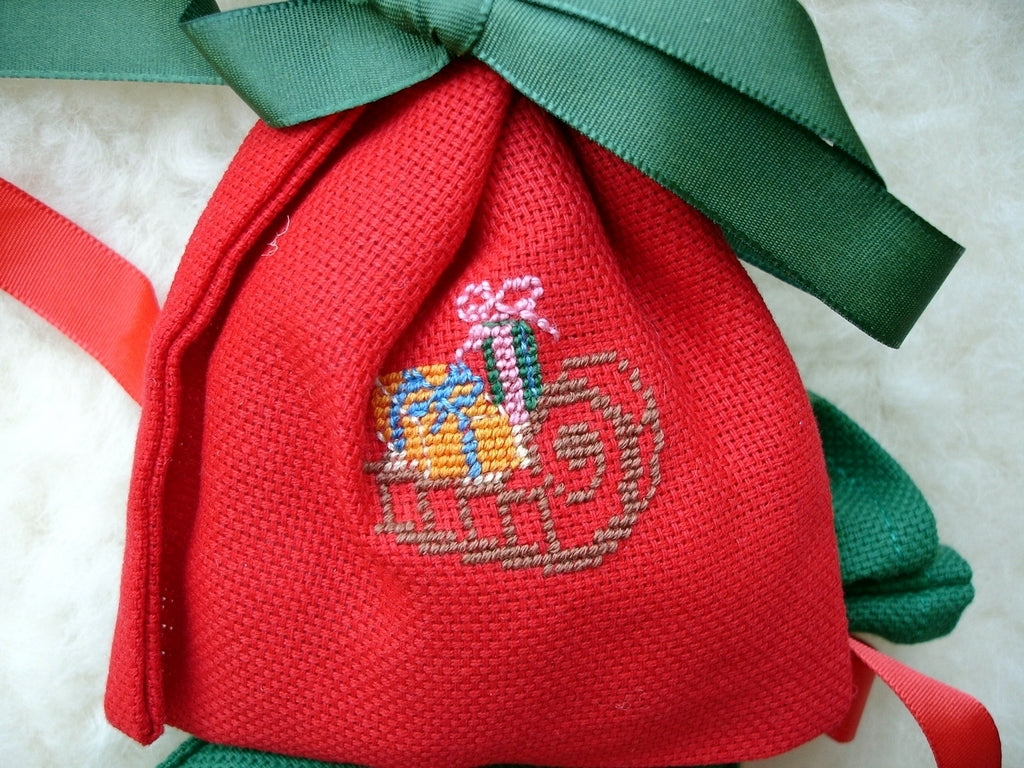 Vrecúško s výšivkou 14x11 červené