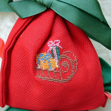 Vrecúško s výšivkou 14x11 červené