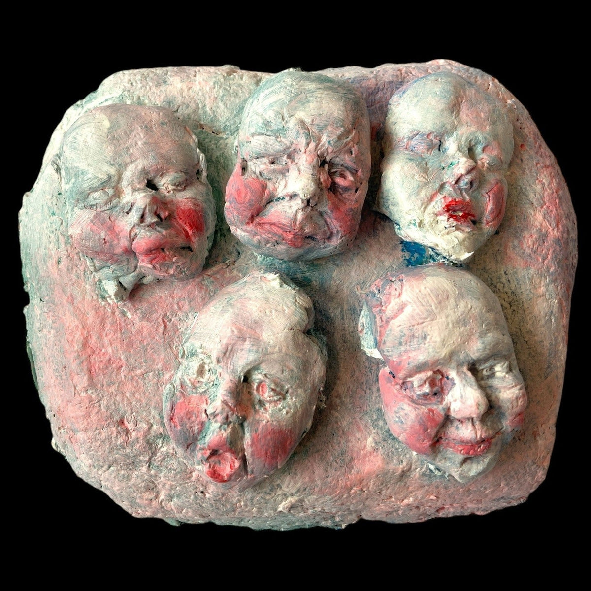 Magis Art Shop clay sculpture Tváre II by Róbert Szittay featuring five expressive faces in pink and teal tones.