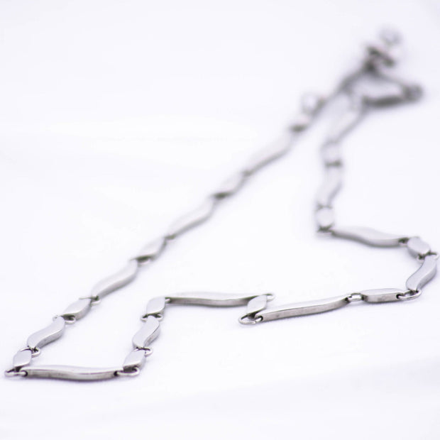 Magis Art Shop minimalist stainless steel link necklace with a polished silver finish, 50 cm length.