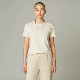 Magis Art Shop stainless steel chain necklace with rectangular links worn by a model in a beige t-shirt
