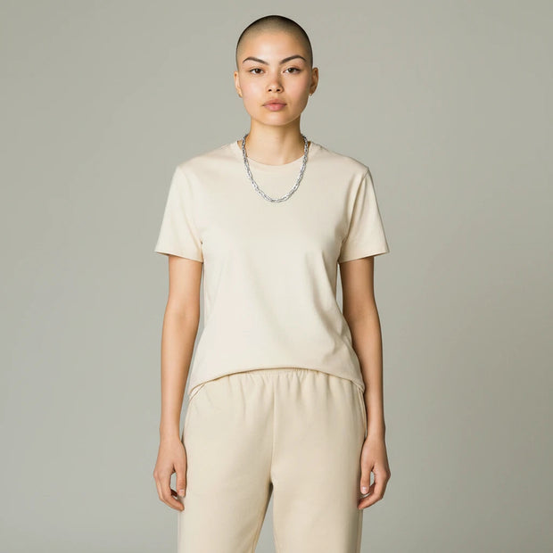 Magis Art Shop stainless steel chain necklace with rectangular links worn by a model in a beige t-shirt