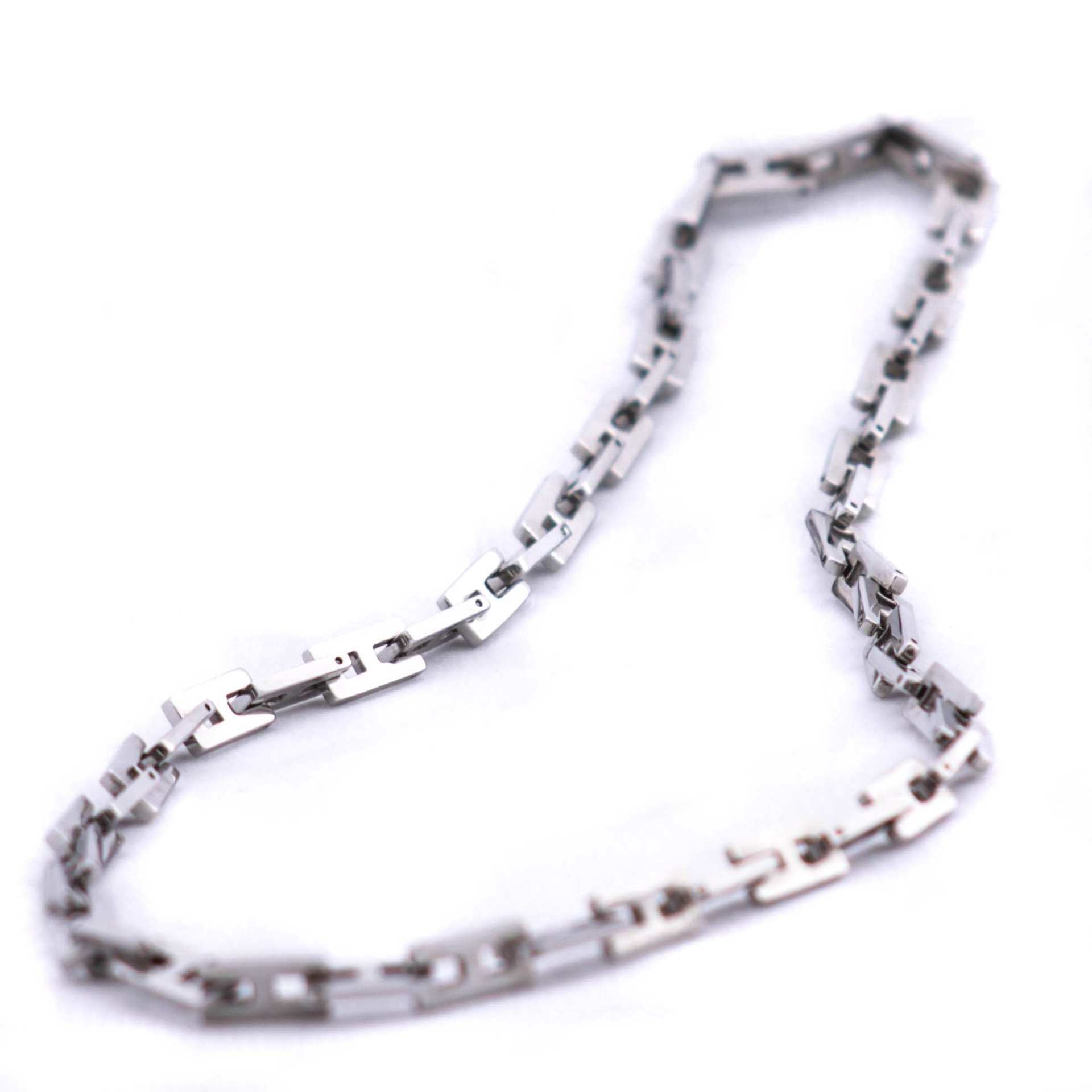 Magis Art Shop stainless steel chain necklace featuring polished rectangular links in a 60 cm length