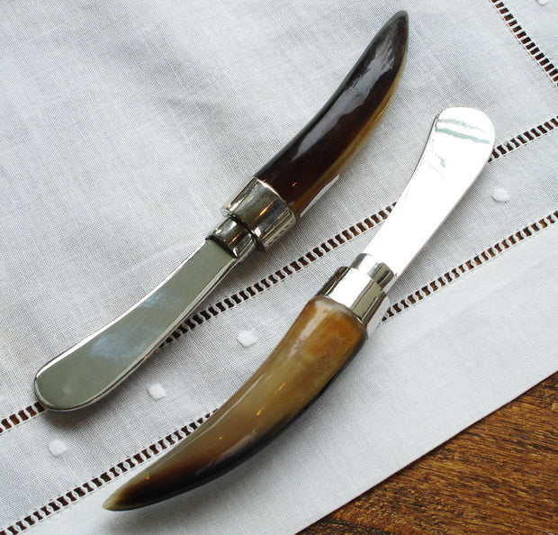 Magis Art Shop butter knives with steel blades and natural tortoise bone handles in light and dark shades