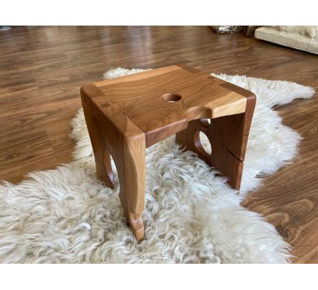 drevo hoker marhuľa, drevený stolček