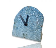 Keramické hodiny stojace, modro-biela kvetinová dekorácia