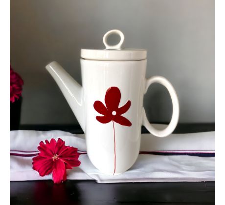 biely čajník s červeným kvetom