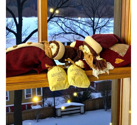 Ručne šitá bábika na parapetnú dosku