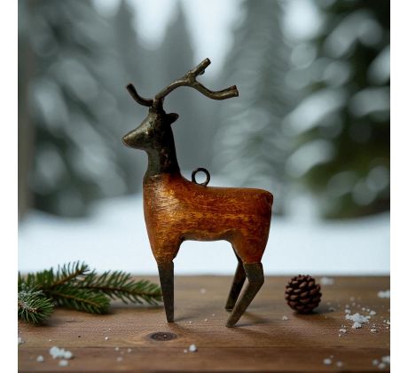 Drevený sob s kovovým parožím