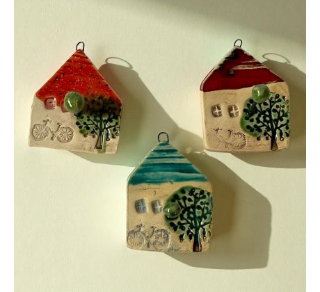 Keramický vešiak domček