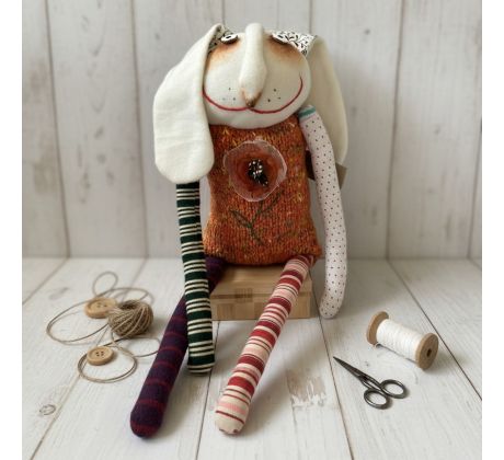 Soňa Mrázová Ručne šitá zajačica Henrieta