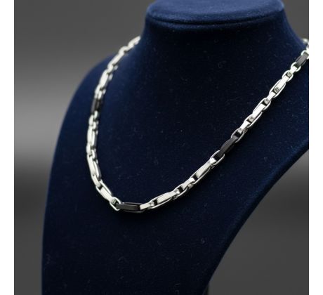 Náhrdelník z nerezovej ocele s čiernym zdobením